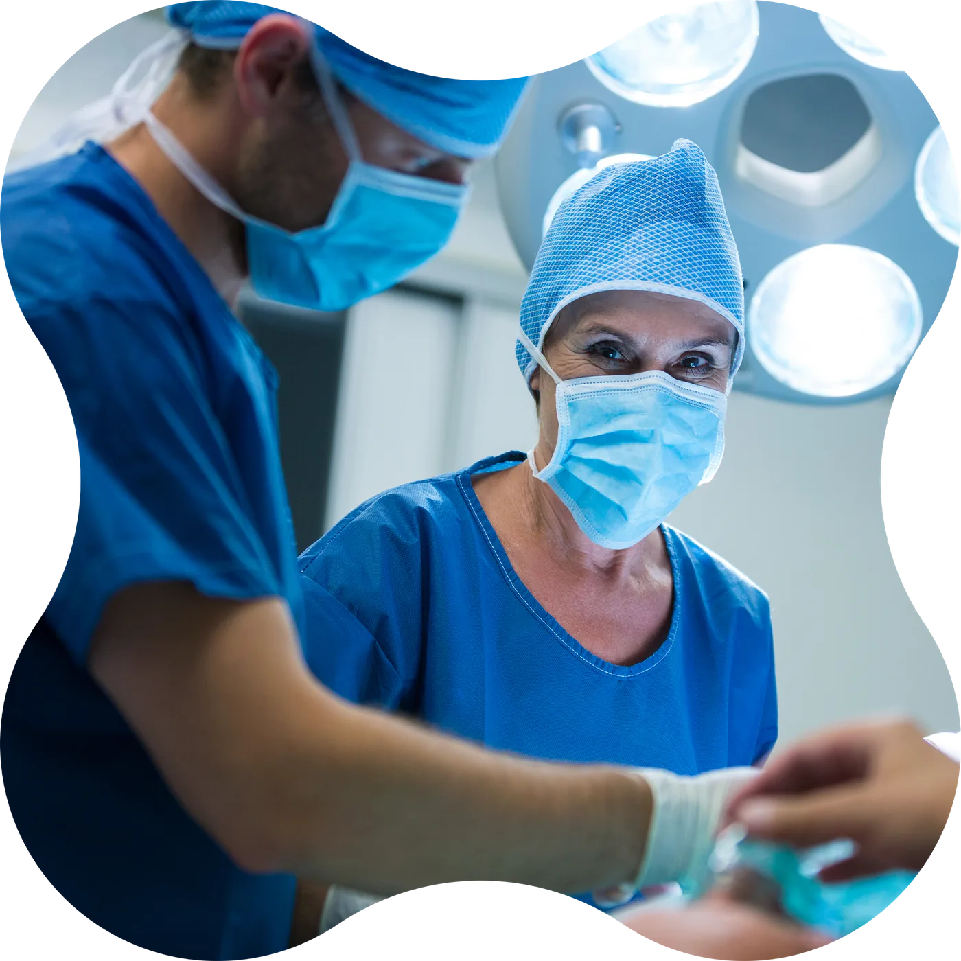 Equipe médica em cirurgia